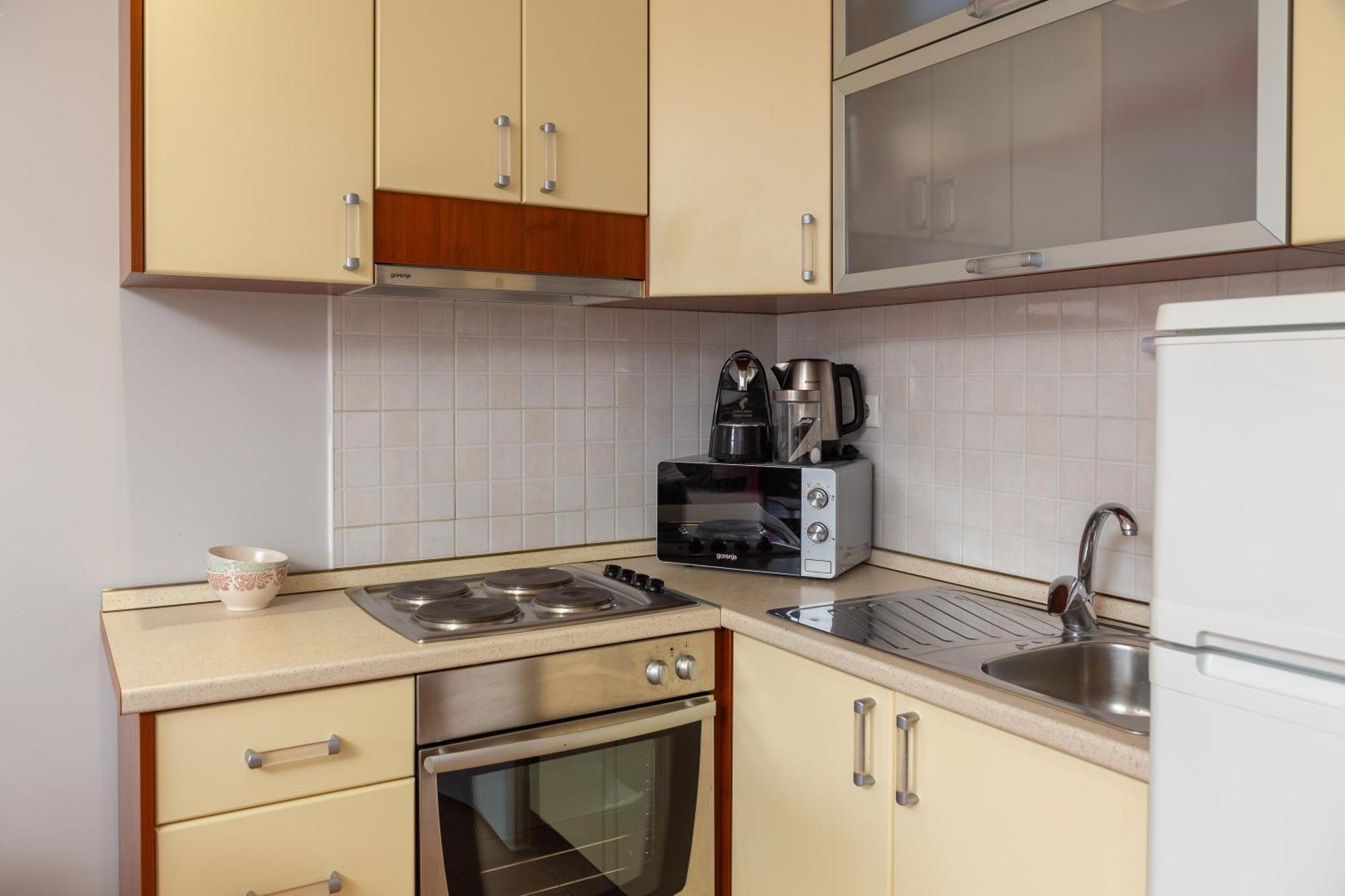 Brkic Apartments With Private Parking Makarska Room photo