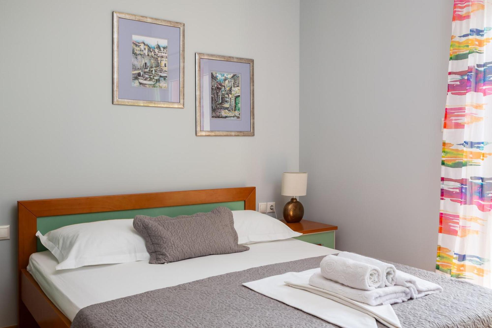 Brkic Apartments With Private Parking Makarska Room photo